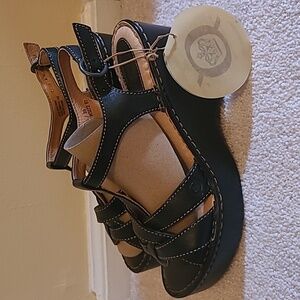 Born Black Wedge Sandal size 8 New w/defects